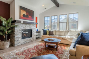 Newly built 3-bedroom + den, 3.5 bath, 2 car garage in Snowcreek Vll (Creekhouse) sleeps up to 8